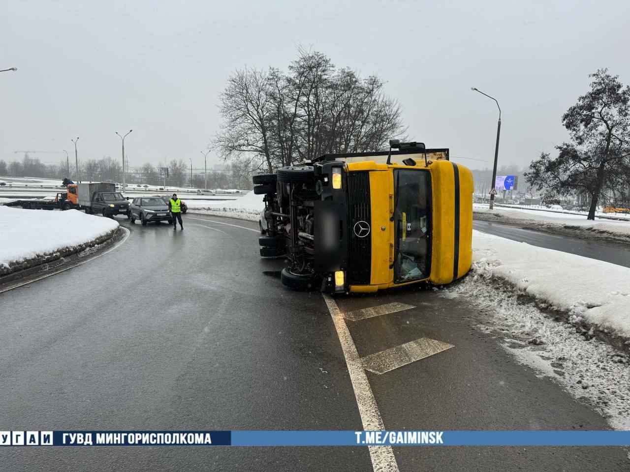 В Минске на Партизанском проспекте «прилёг отдохнуть» грузовик