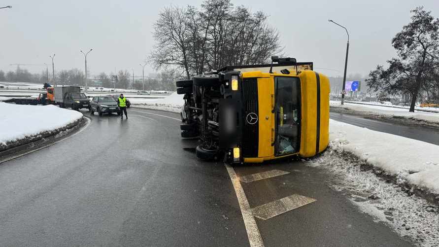 В Минске на Партизанском проспекте «прилёг отдохнуть» грузовик