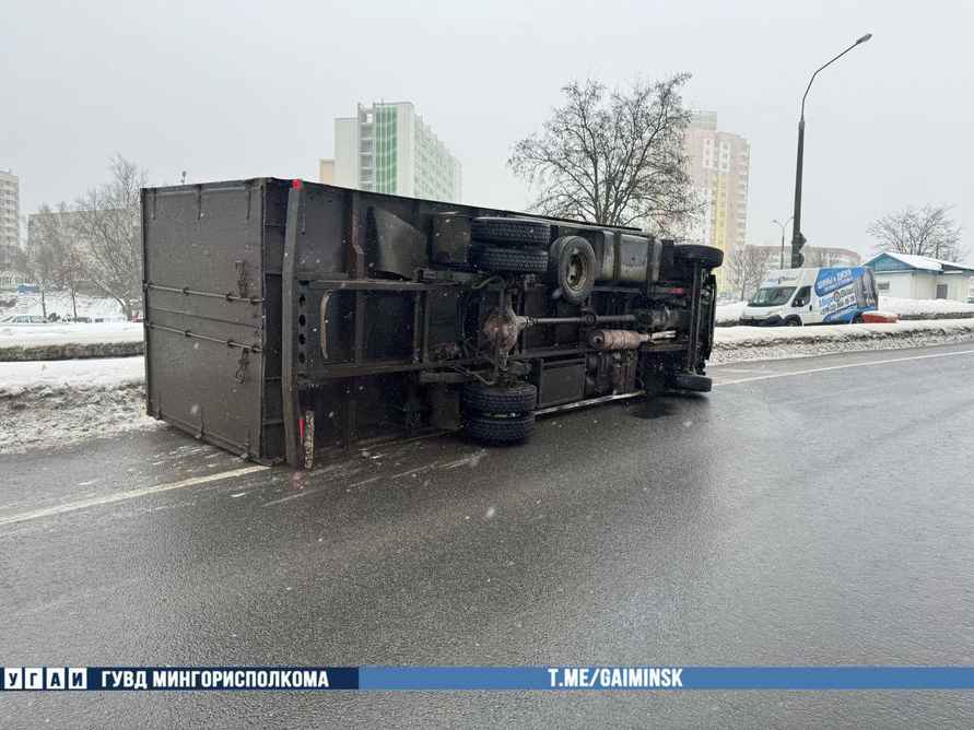 В Минске на Партизанском проспекте «прилёг отдохнуть» грузовик