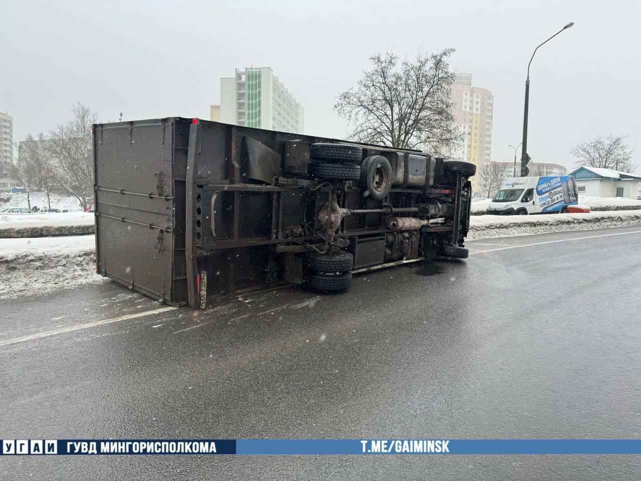 В Минске на Партизанском проспекте «прилёг отдохнуть» грузовик
