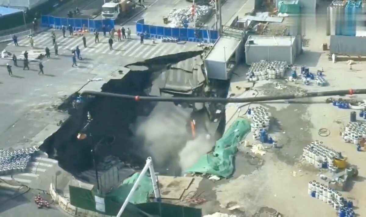 В Шанхае огромная воронка поглотила перекресток