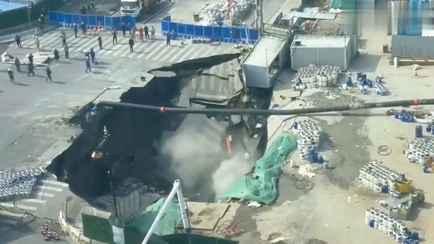 В Шанхае огромная воронка поглотила перекресток