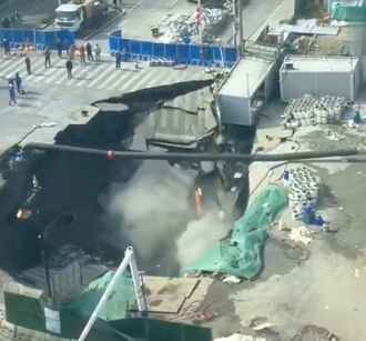 В Шанхае огромная воронка поглотила перекресток