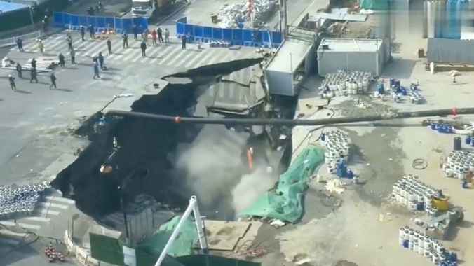 В Шанхае огромная воронка поглотила перекресток