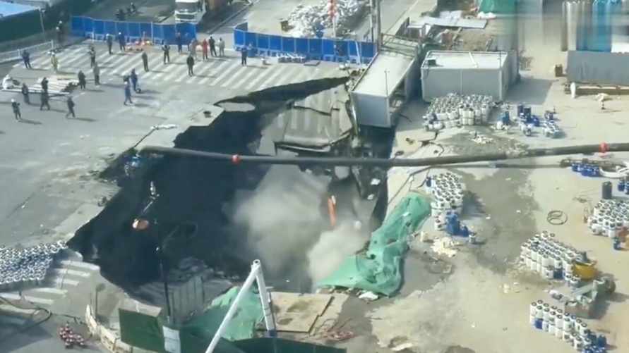 В Шанхае огромная воронка поглотила перекресток