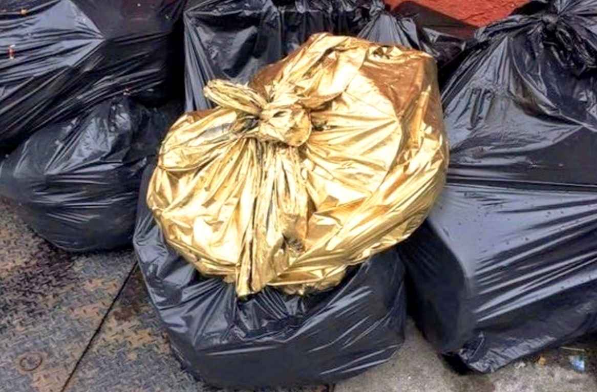 Мужчина случайно выкинул в мусорку золото на 130 тыс евро