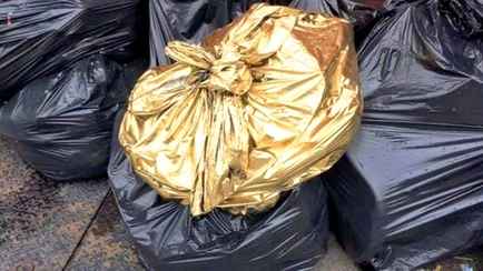 Мужчина случайно выкинул в мусорку золото на 130 тыс евро