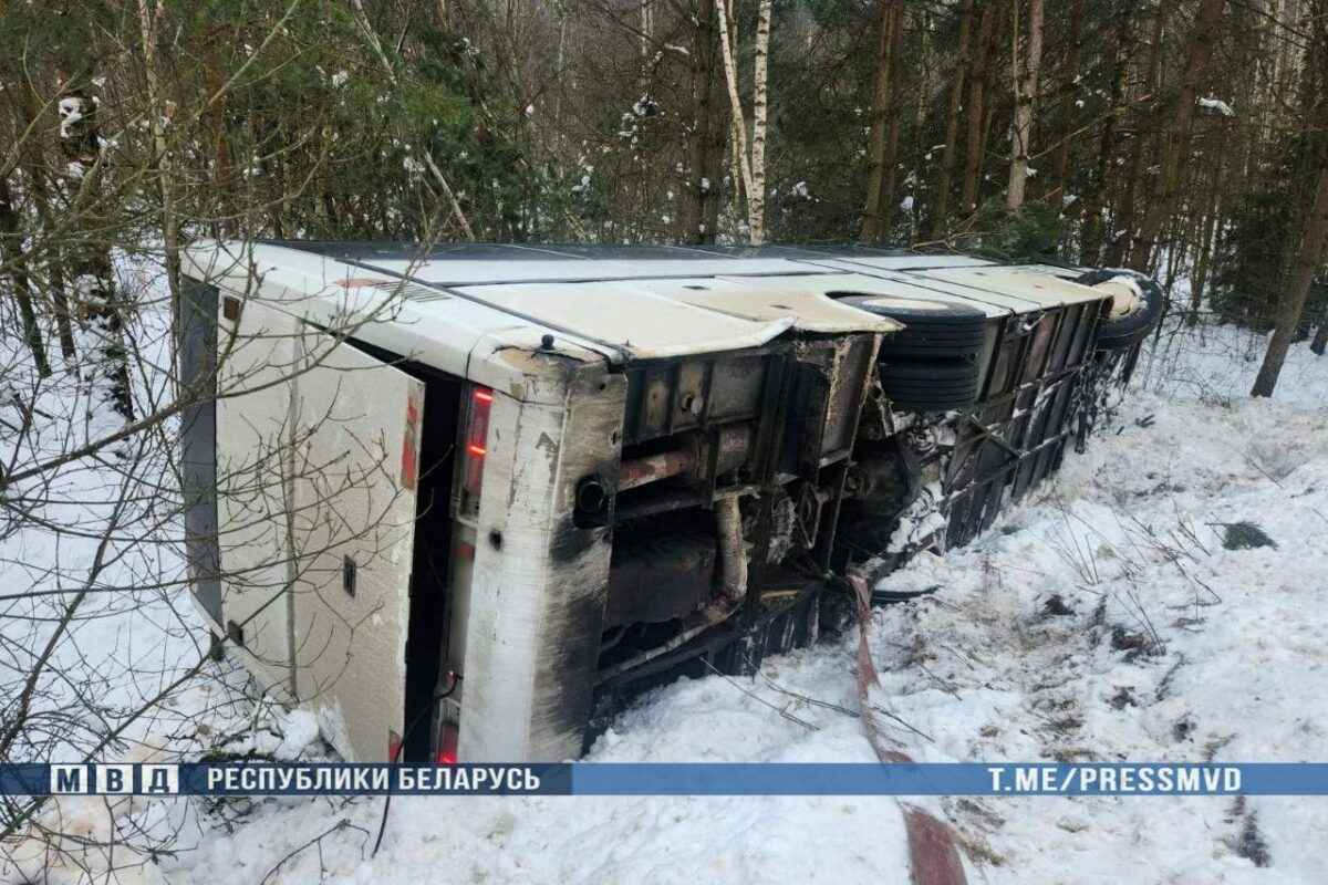 Под Минском перевернулся автобус с 47 пассажирами