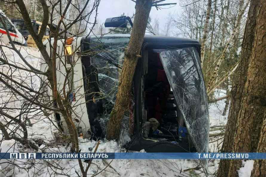 Под Минском перевернулся автобус с 47 пассажирами