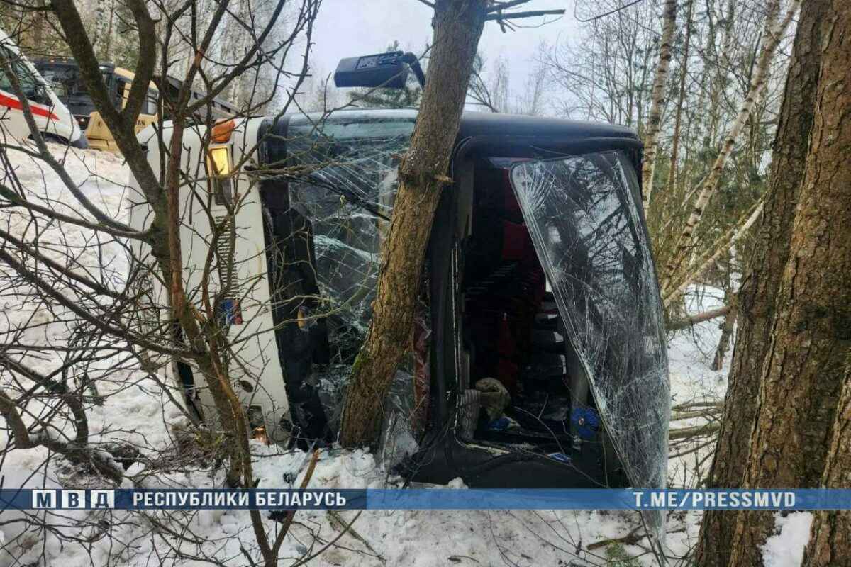 Под Минском перевернулся автобус с 47 пассажирами
