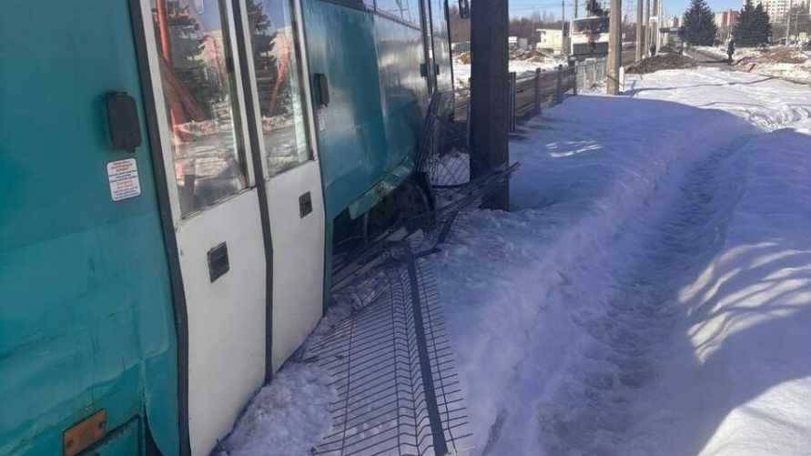 В Минске сошел с рельсов трамвай