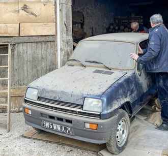 Во Франции нашли Renault 1982 года: не бита, не крашена, пробег 12 км. Продадут за 100 000 евро?