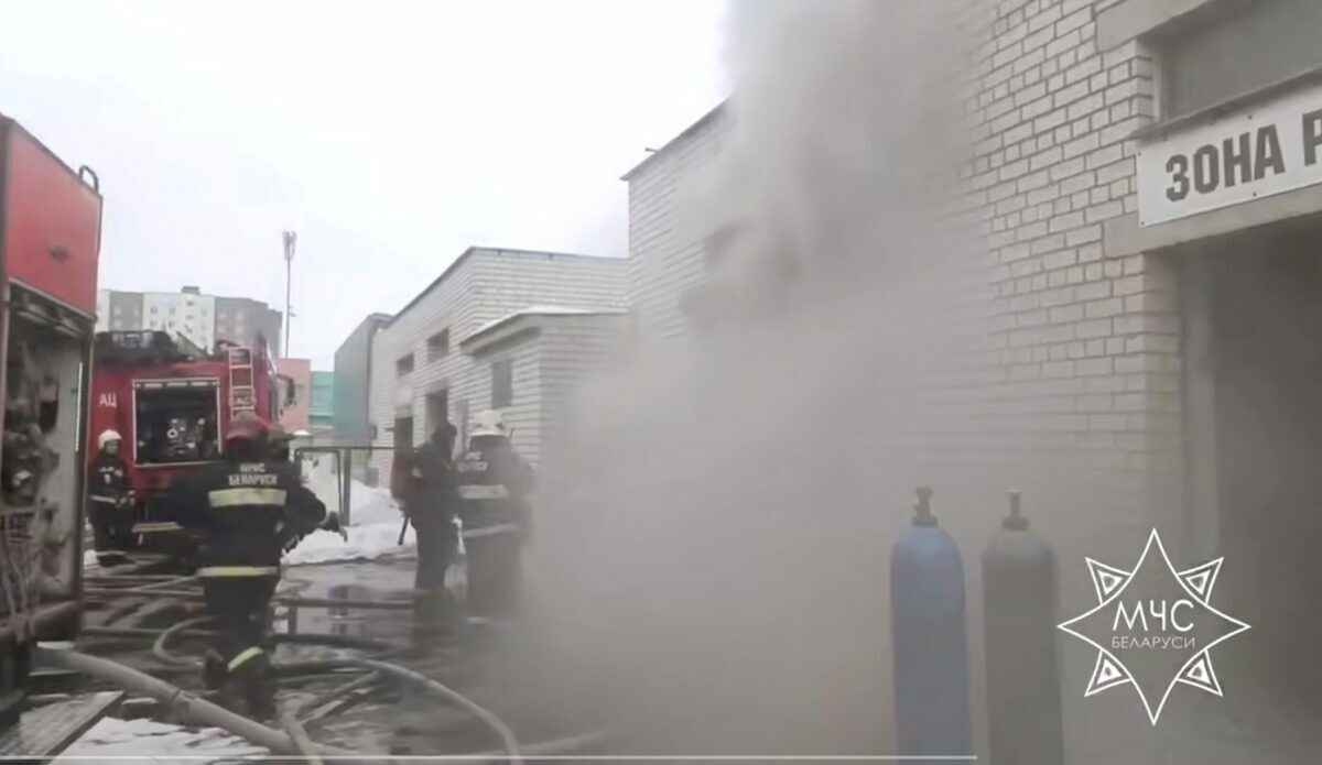 Сразу 11 пожарных машин приехали тушить 6 квадратных метров в Минске