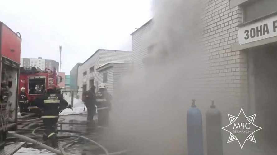 Сразу 11 пожарных машин приехали тушить 6 квадратных метров в Минске