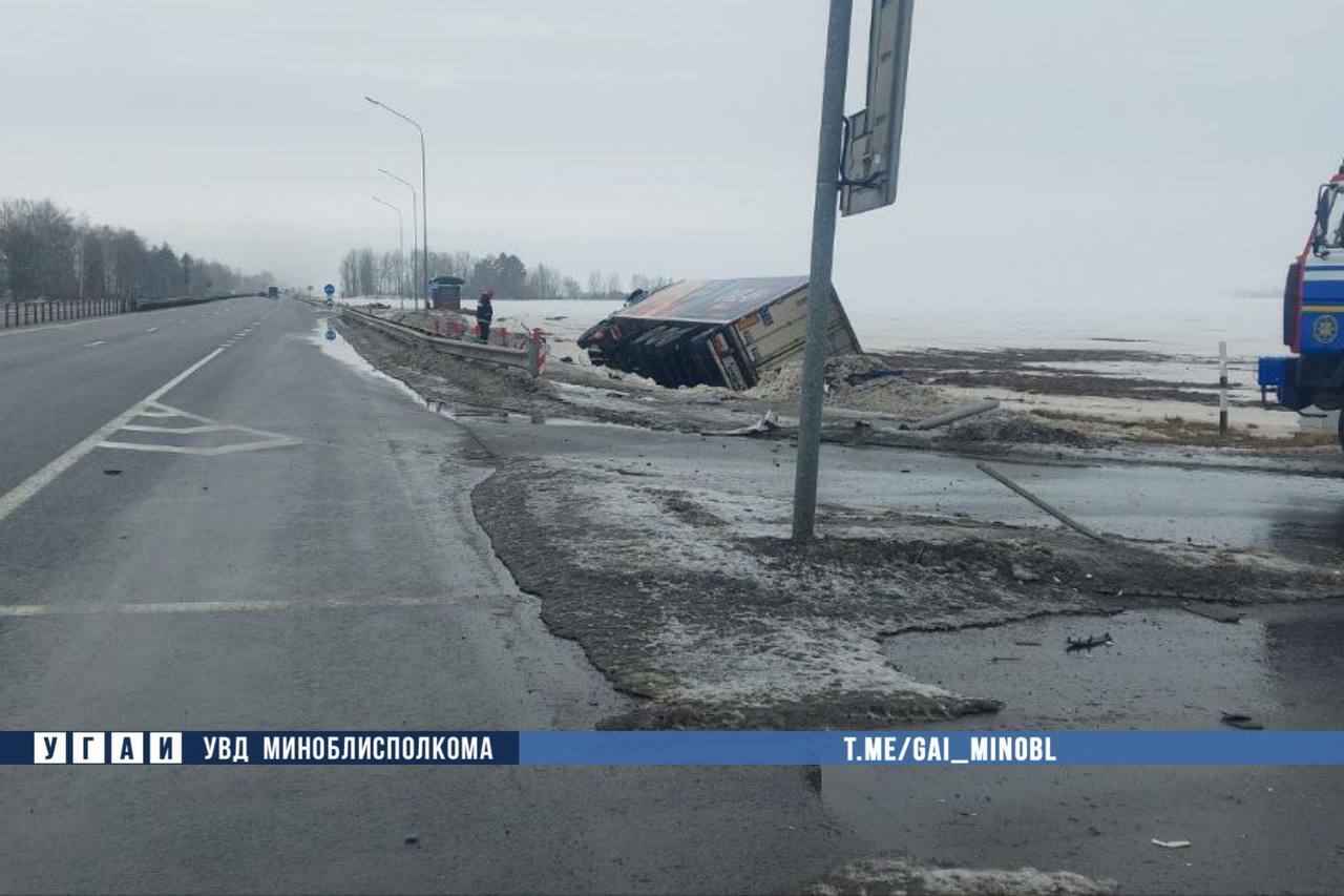 Под Слуцком грузовик протаранил маршрутку