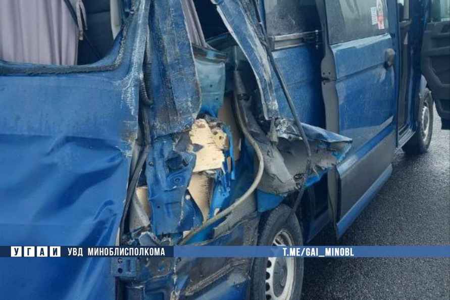 Под Слуцком грузовик протаранил маршрутку
