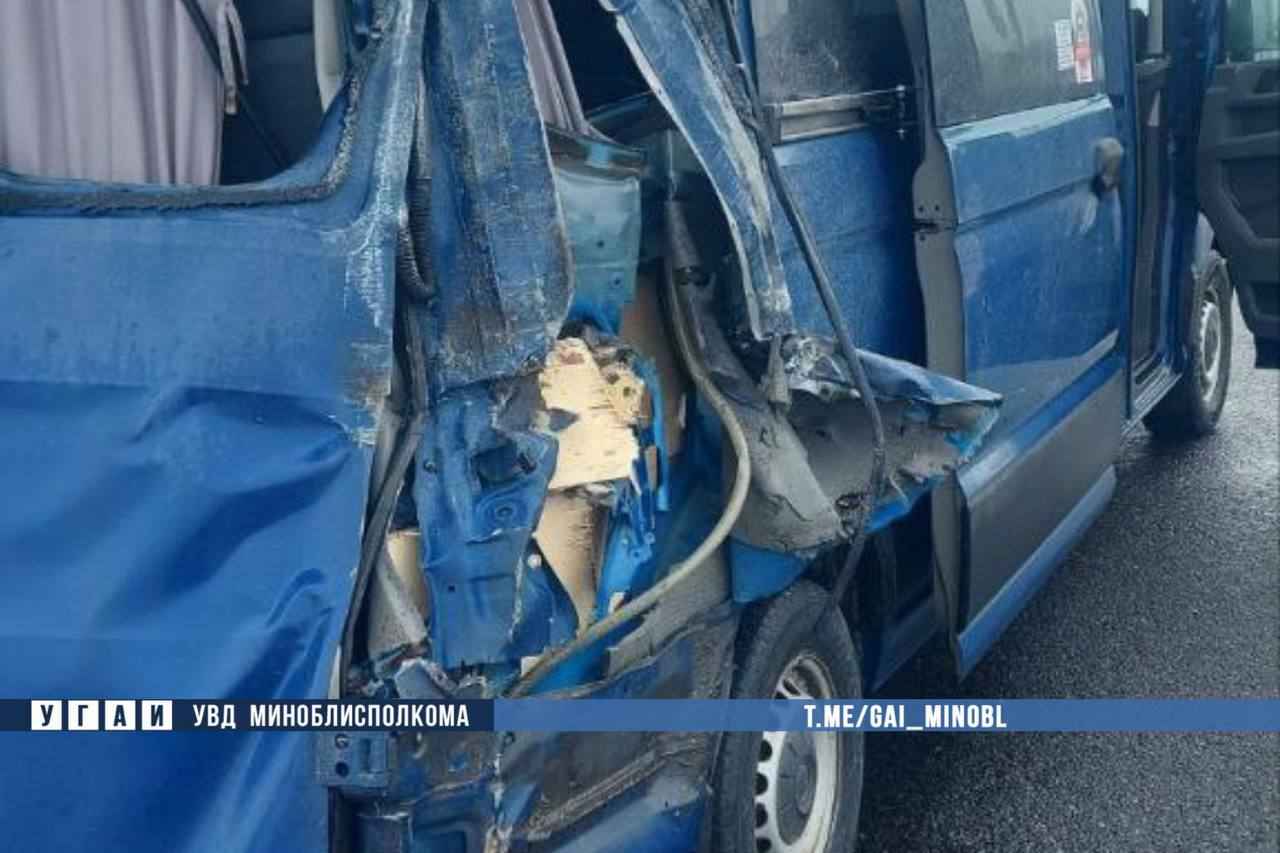 Под Слуцком грузовик протаранил маршрутку