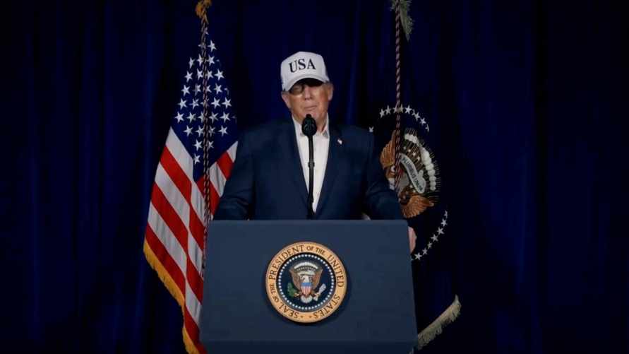 Трамп призвал иранцев свергнуть "террористический режим" Хаменеи