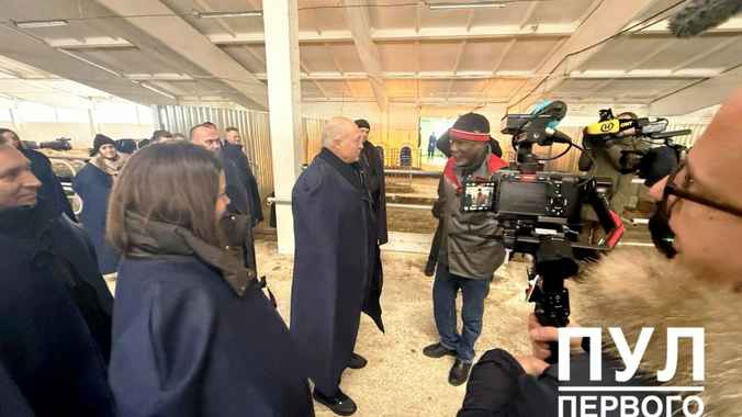 Лукашенко приехал в профилакторий для телят