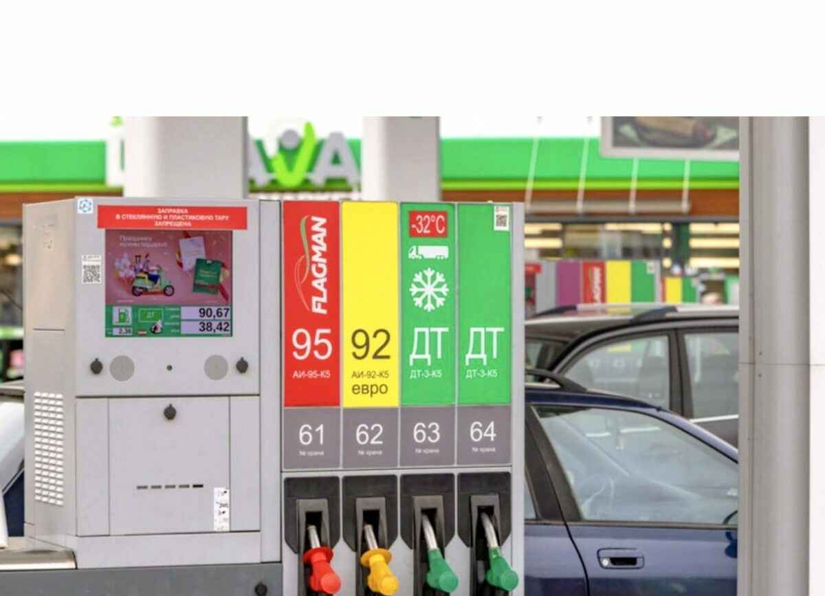 МАРТ проверил заправки и пообещал рейды по цветочным магазинам. Где "узкий ассортимент товаров с госсимволикой"?