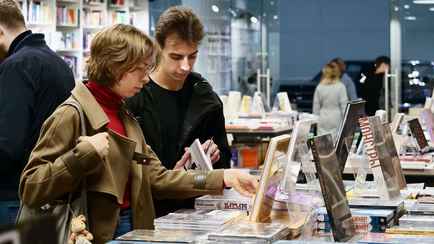 Мининформ запретил в Беларуси один из романов Пелевина. И ещё 15 новых книг