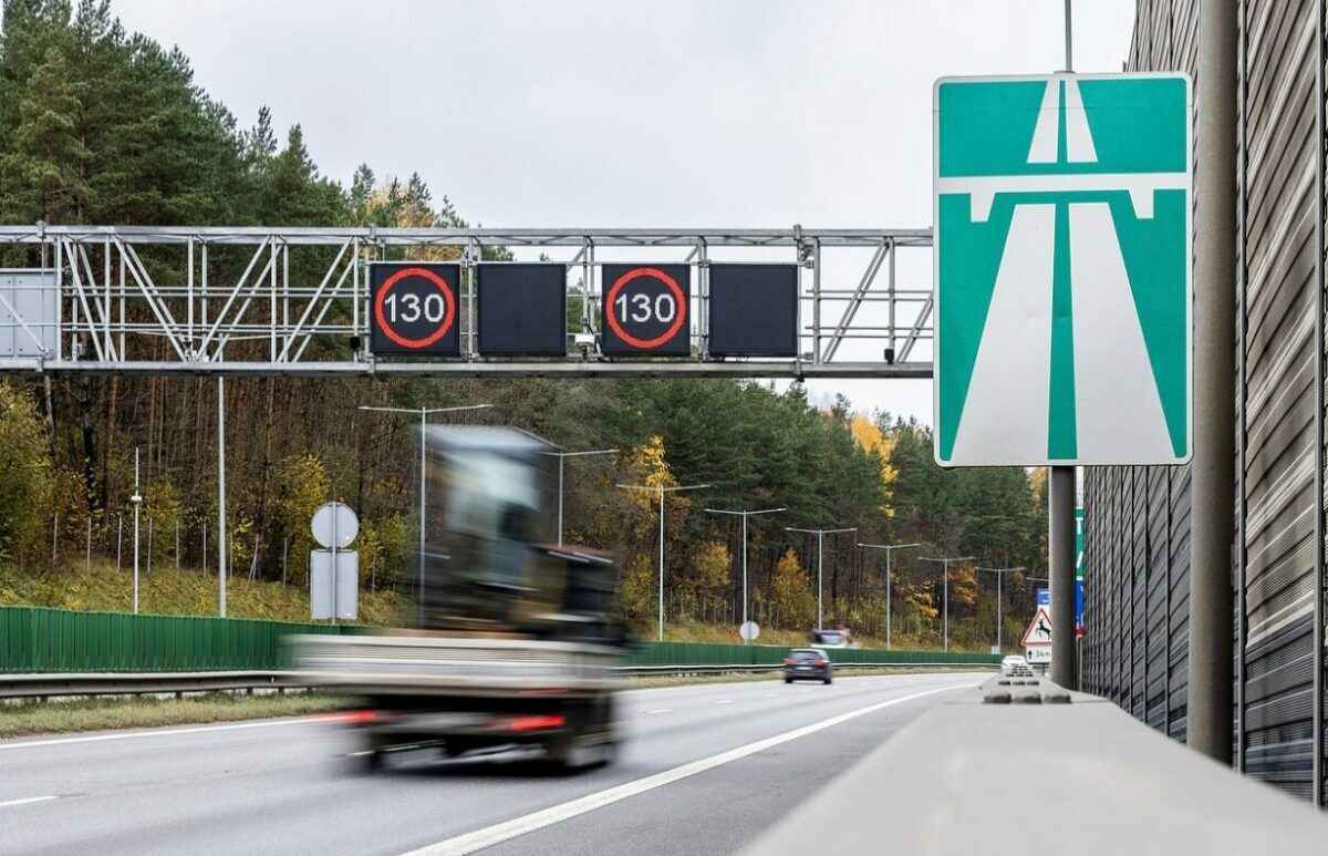 В Литве одобрили лимит скорости на трассах, который зависит от погоды и пробок. Как это работает