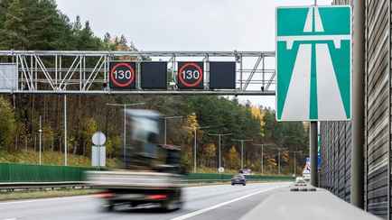 В Литве одобрили лимит скорости на трассах, который зависит от погоды и пробок. Как это работает