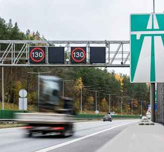 В Литве одобрили лимит скорости на трассах, который зависит от погоды и пробок. Как это работает