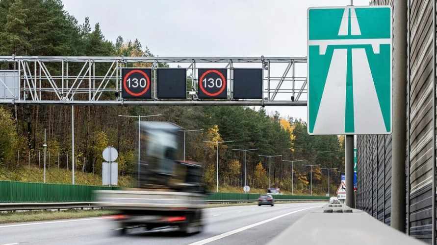 В Литве одобрили лимит скорости на трассах, который зависит от погоды и пробок. Как это работает