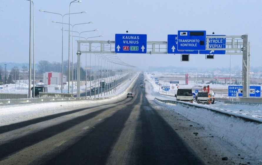 В Литве одобрили лимит скорости на трассах, который зависит от погоды и пробок. Как это работает