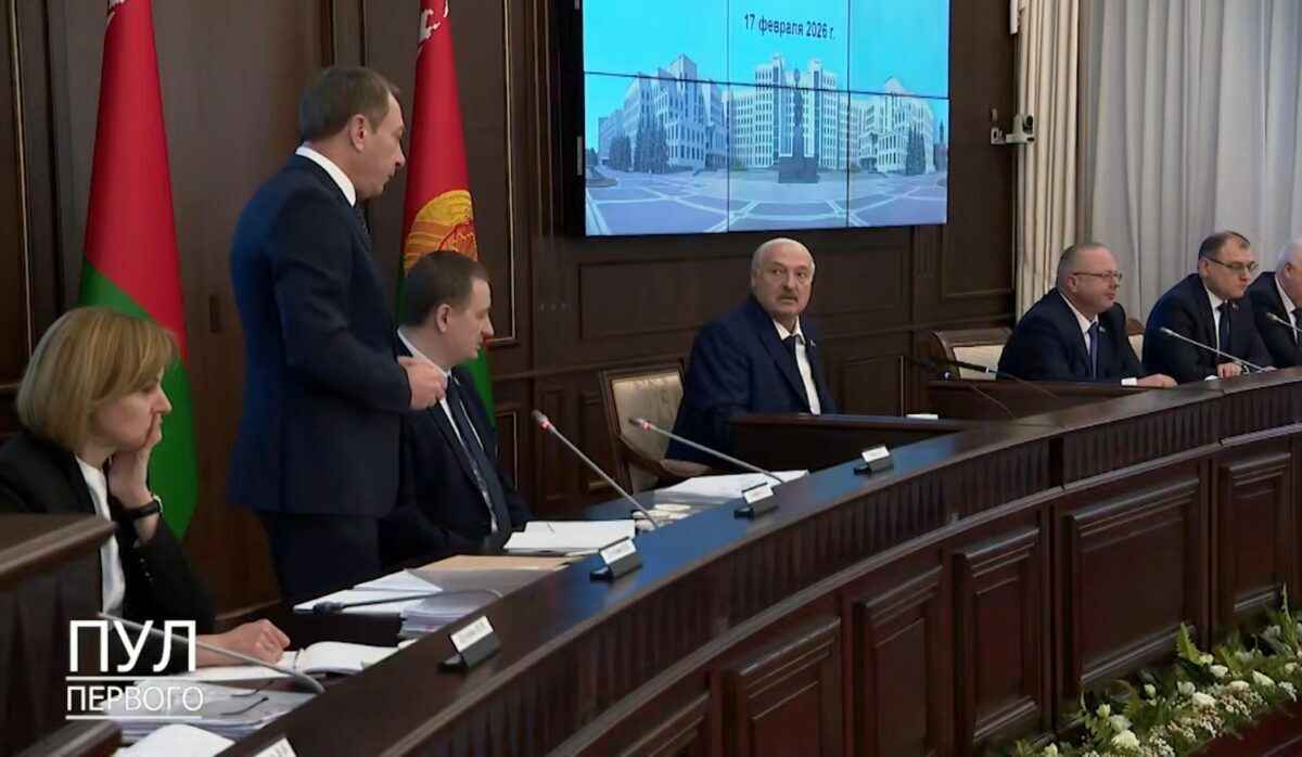 Лукашенко отчитал чиновников: «Я сказал, разберитесь, так они взяли свет выключили»