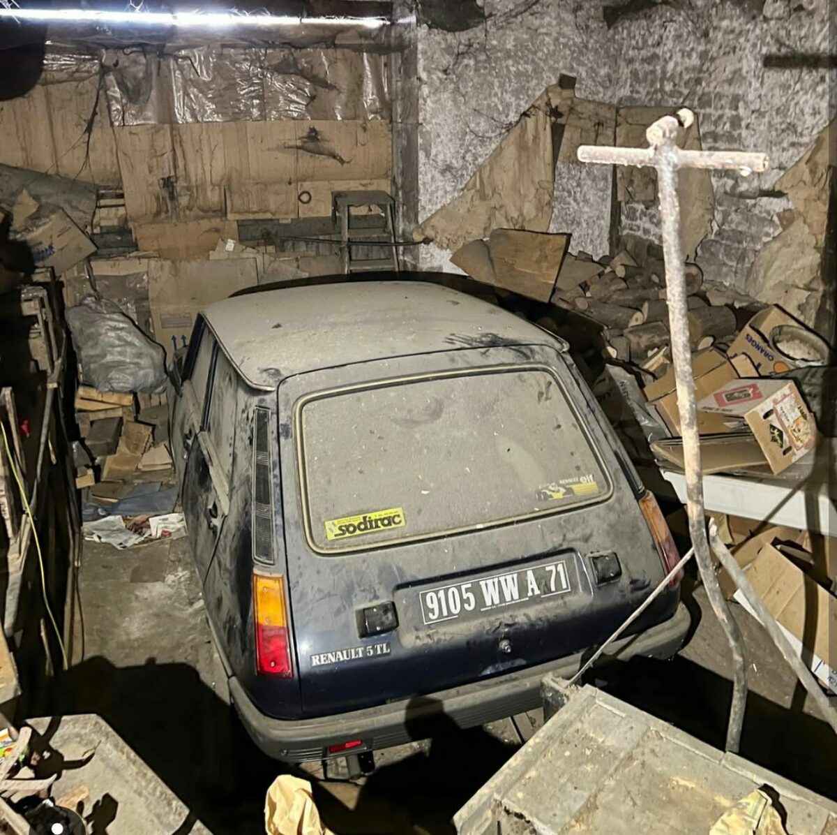 Во Франции нашли Renault 1982 года не бита, не крашена, пробег 12 км. Продадут за 100 000 евро?