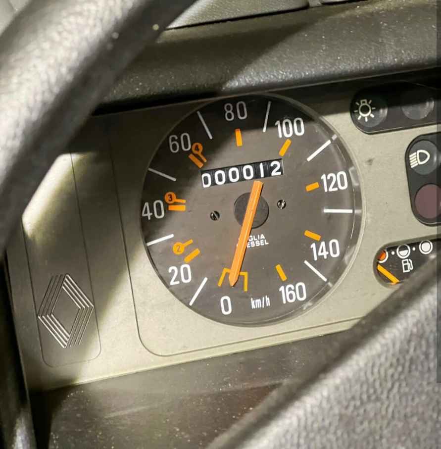 Во Франции нашли Renault 1982 года не бита, не крашена, пробег 12 км. Продадут за 100 000 евро?