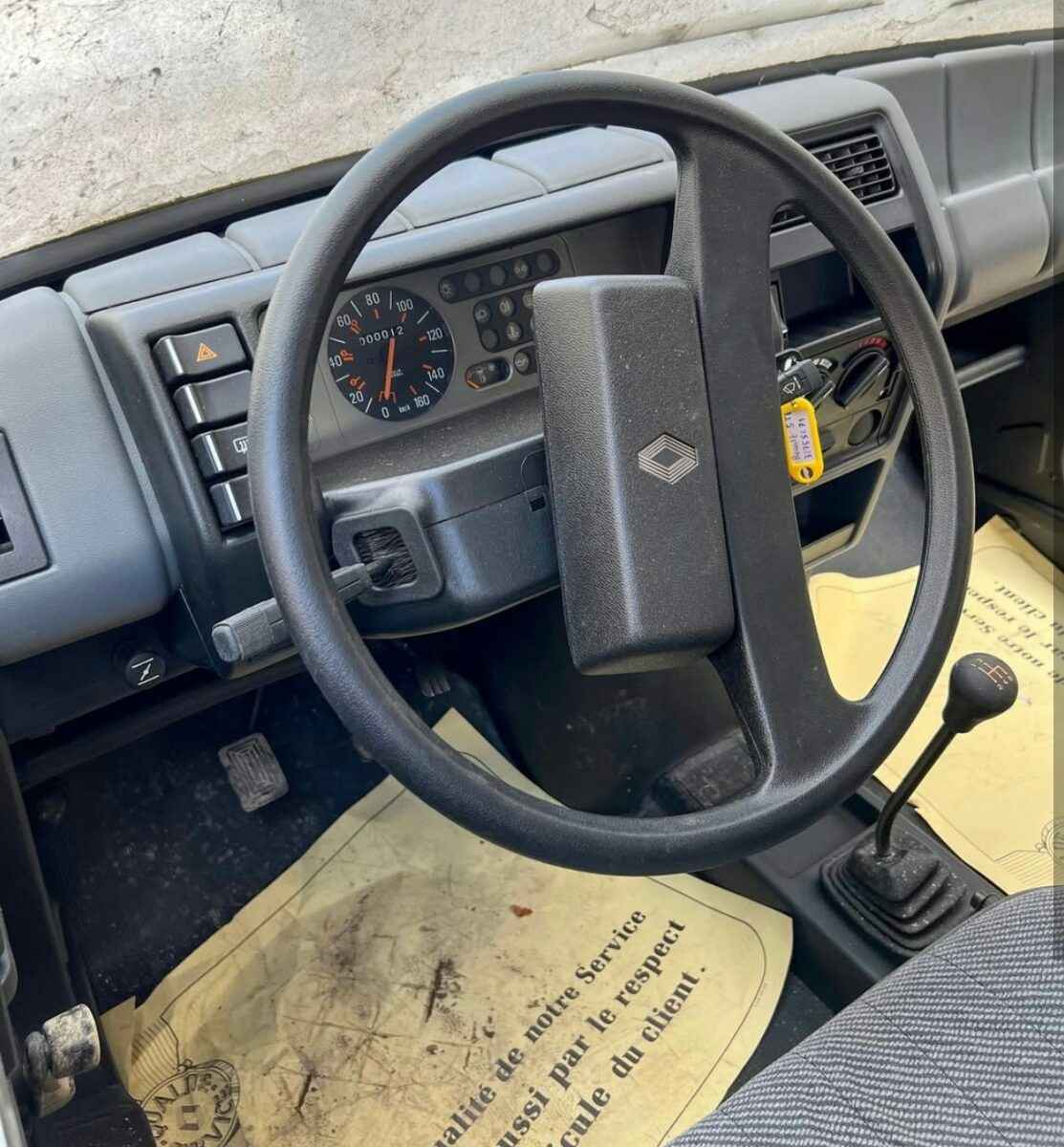 Во Франции нашли Renault 1982 года не бита, не крашена, пробег 12 км. Продадут за 100 000 евро?