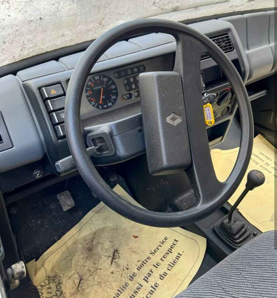 Во Франции нашли Renault 1982 года не бита, не крашена, пробег 12 км. Продадут за 100 000 евро?