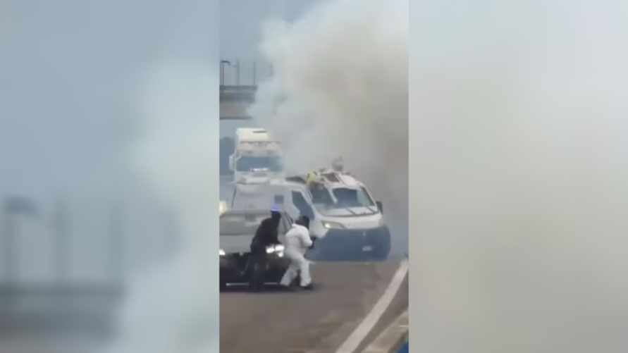 Грабители взорвали машину среди бела дня. Перестрелка с полицией попала на видео