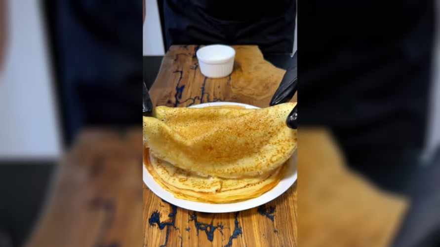 Шеф-повар показал “правильный” рецепт ажурных блинов по технике “3 стакана”