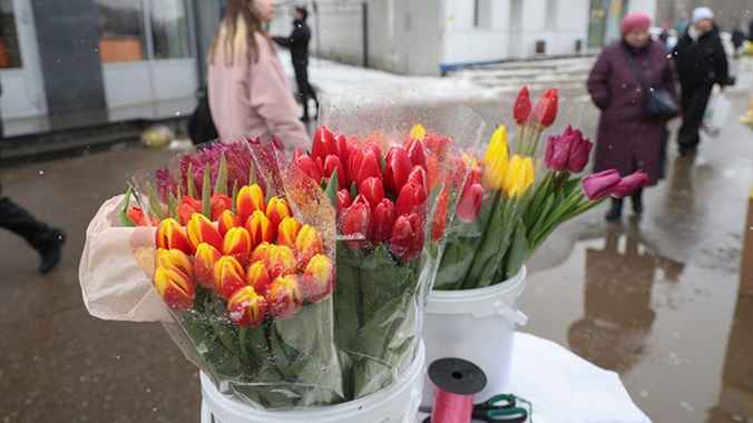 Налог — до 188 рублей. В МНС объяснили, как белорусам законно торговать цветами на 8 марта