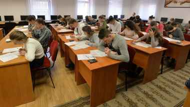 Одной категории школьников разрешили телефоны на ЦЭ в Беларуси. Справка не понадобится