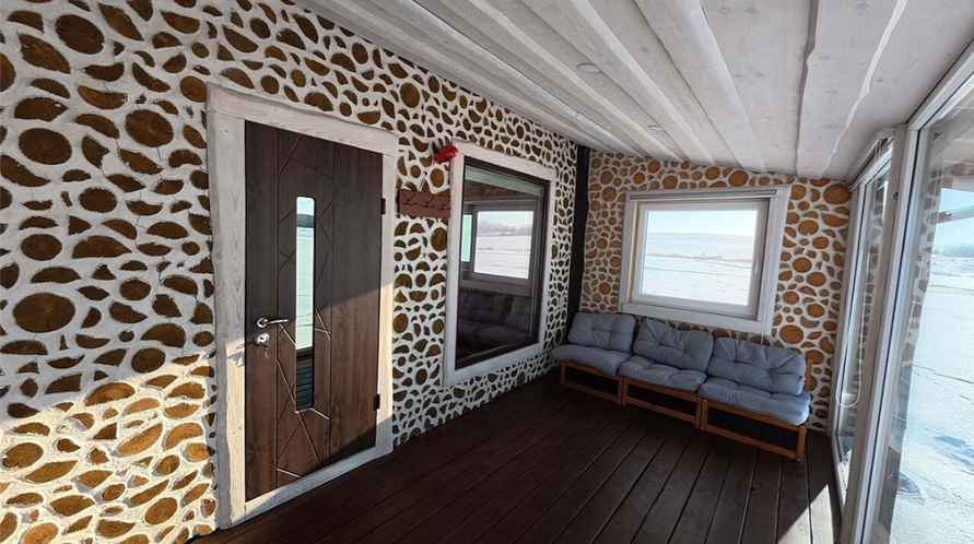 Литовец построил «сказочный домик» из… дров