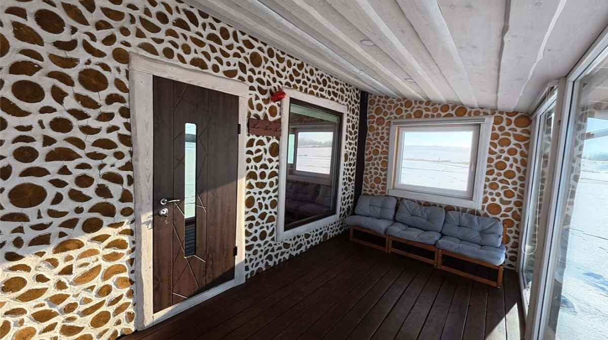 Литовец построил «сказочный домик» из… дров