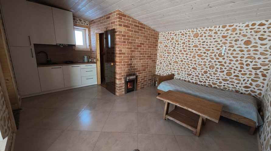 Литовец построил «сказочный домик» из… дров