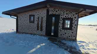 Литовец построил «сказочный домик» из… дров