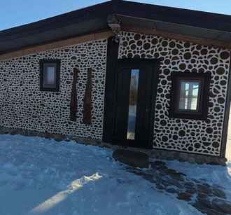 Литовец построил «сказочный домик» из… дров