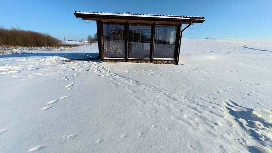 Литовец построил «сказочный домик» из… дров