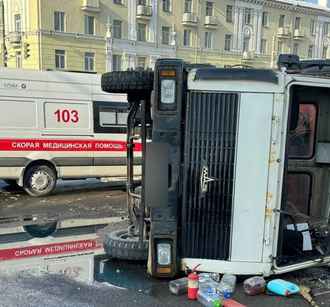 В Минске легковушка «подрезала» мусоровоз — тот перевернулся