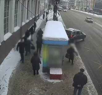 В Гомеле авто вылетело прямо на остановку с толпой людей