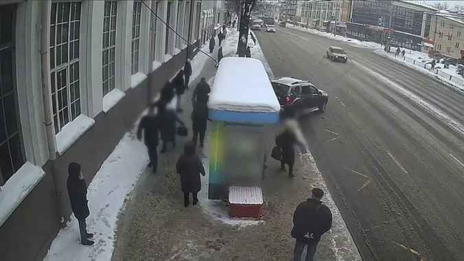 В Гомеле авто вылетело прямо на остановку с толпой людей