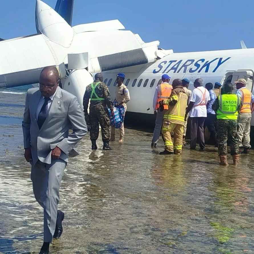 Самолёт с 50 пассажирами аварийно сел в море