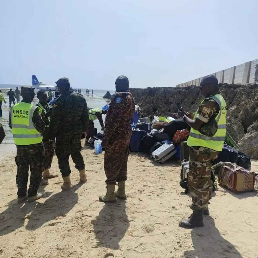 Самолёт с 50 пассажирами аварийно сел в море